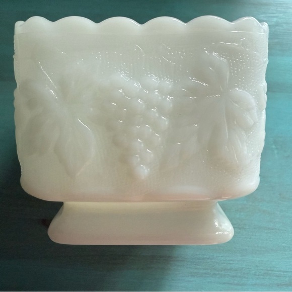 Anchor Hocking Milk Glass White Embossed Grape Design Vase Dish - Picture 5 of 11